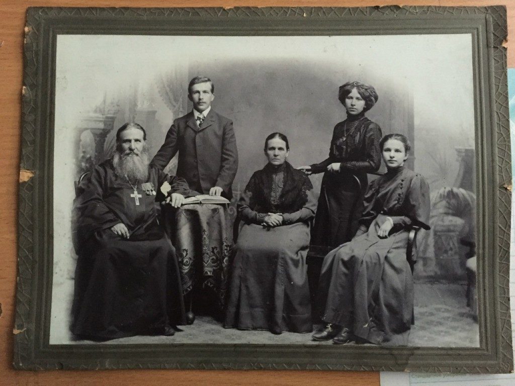 Семья о. Василия Груздева, слева-направо о.Василий, сын Петр Вас., матушка Мария Ивановна, дочери Екатерина и Серафима