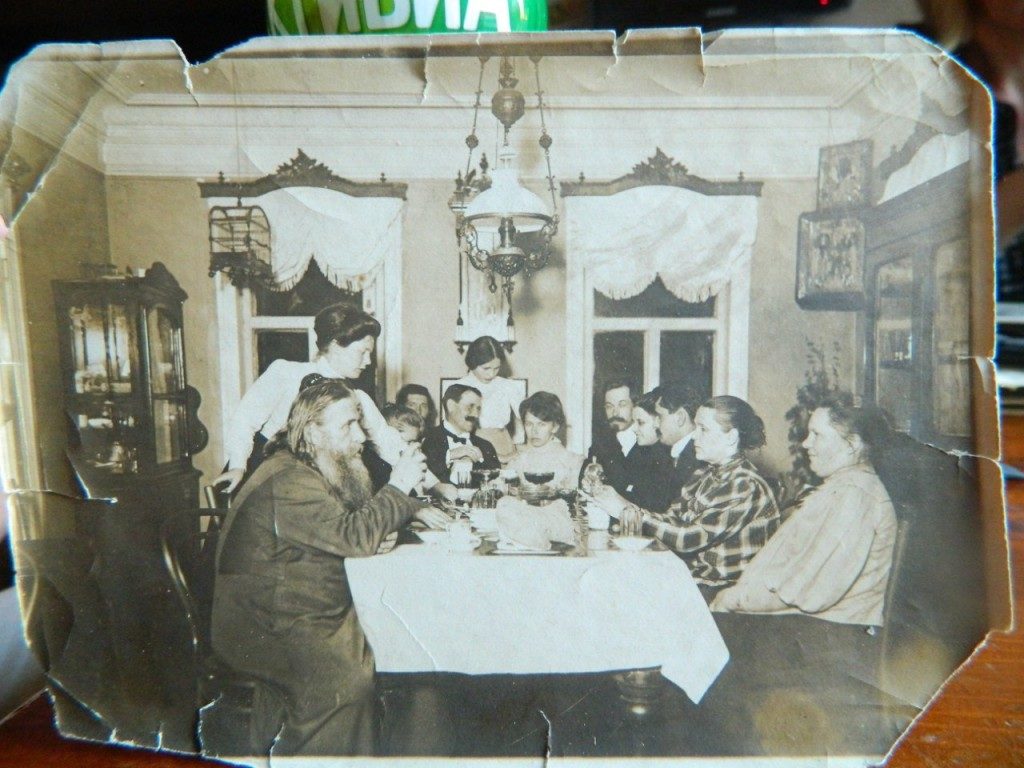Слева протоиерей Василий Груздев в центре сидит его дочь Екатерина