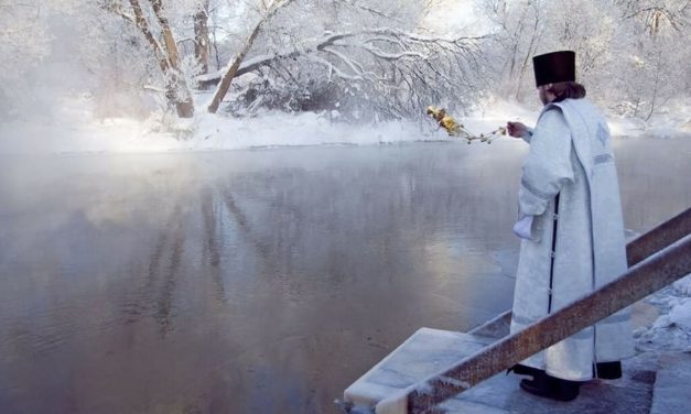 Вся ли вода становится святой на Крещение, как ее использовать и хранить