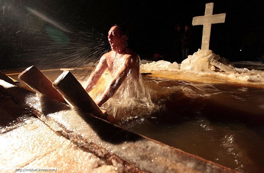 9 основных вопросов о купании в проруби на Крещение