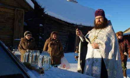 «Какая вода сильнее?» Люди годы в Церкви, но игра в святыньки не уходит