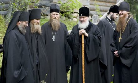 Почему рясы у священников и монахов черного цвета?