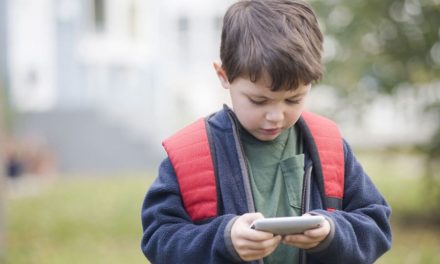Отбирать ли у ребёнка смартфон?