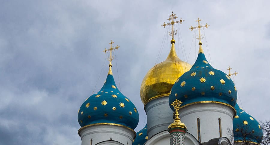 Полумесяц в нижней части крестов православных церквей. Что это?