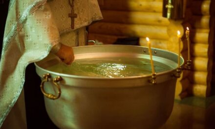 Зачем перед крещением священник освящает воду, погружает в нее пальцы и дует на нее?