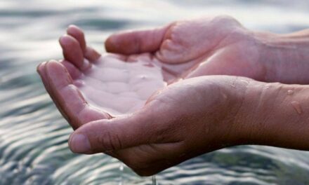 В каких случаях мирянин может совершить Таинство Крещения и как правильно это сделать?