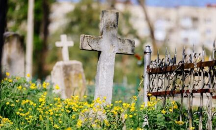 Обязательно ли посещать кладбище на Радоницу?