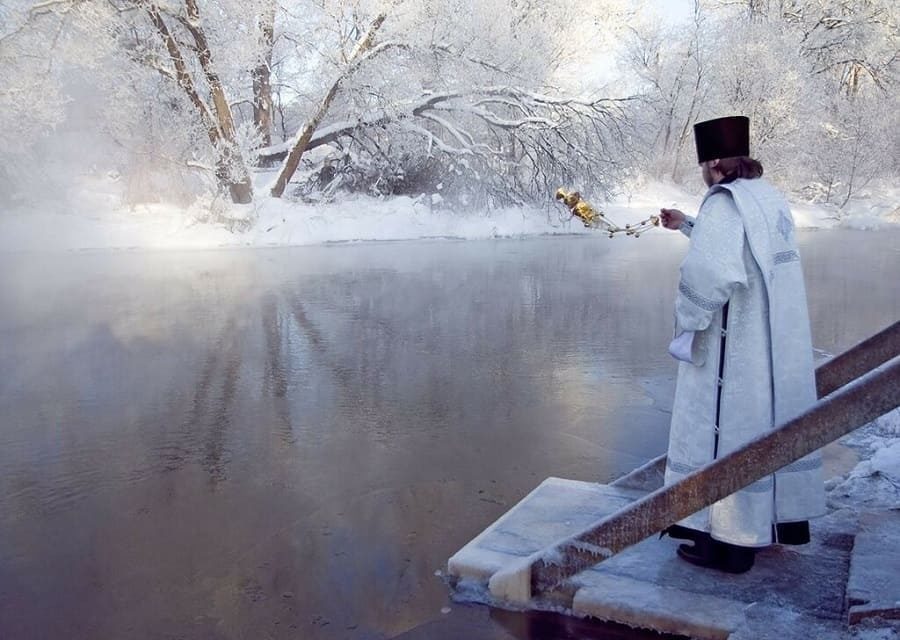 Вся ли вода становится святой на Крещение, как ее использовать и хранить