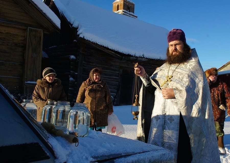 «Какая вода сильнее?» Люди годы в Церкви, но игра в святыньки не уходит