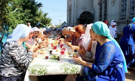 Не грешно ли организовывать трапезы при храмах на престольные праздники?