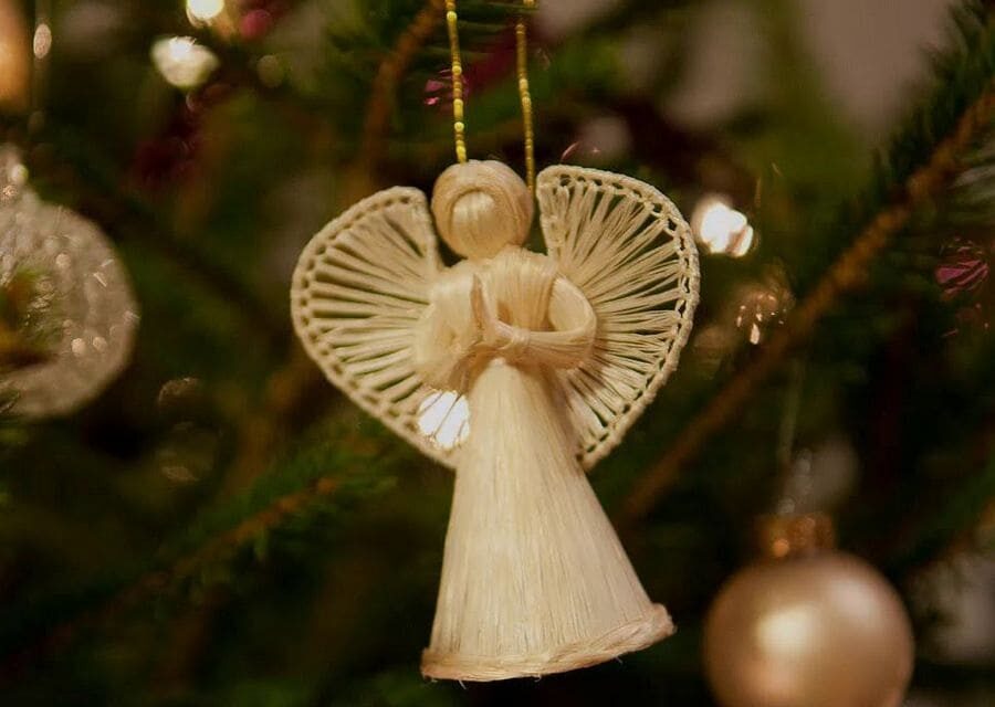 Грешно ли украшать елку изображениями ангелочков?