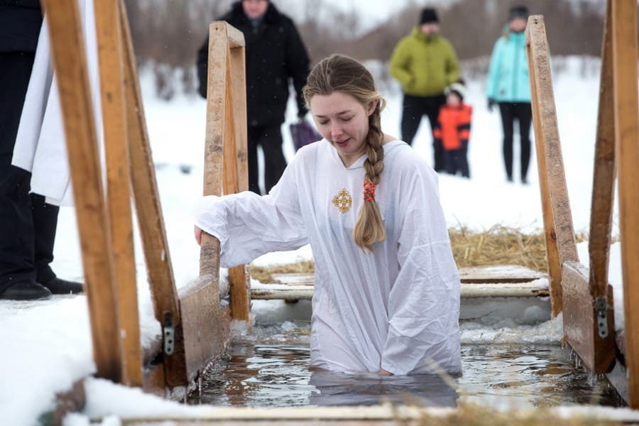 Можно ли окунаться на Крещение в теплую воду?