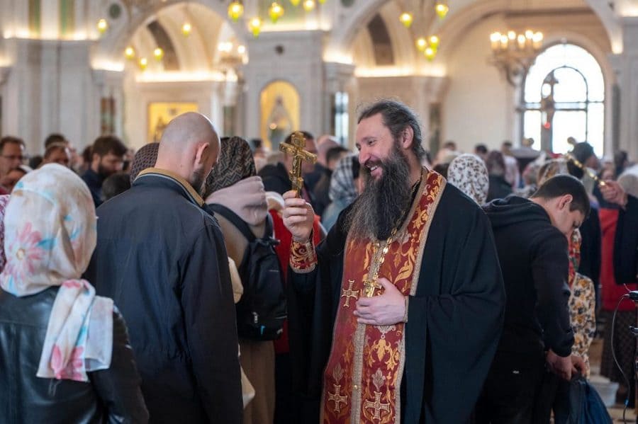 Любите и поддерживайте ваших батюшек