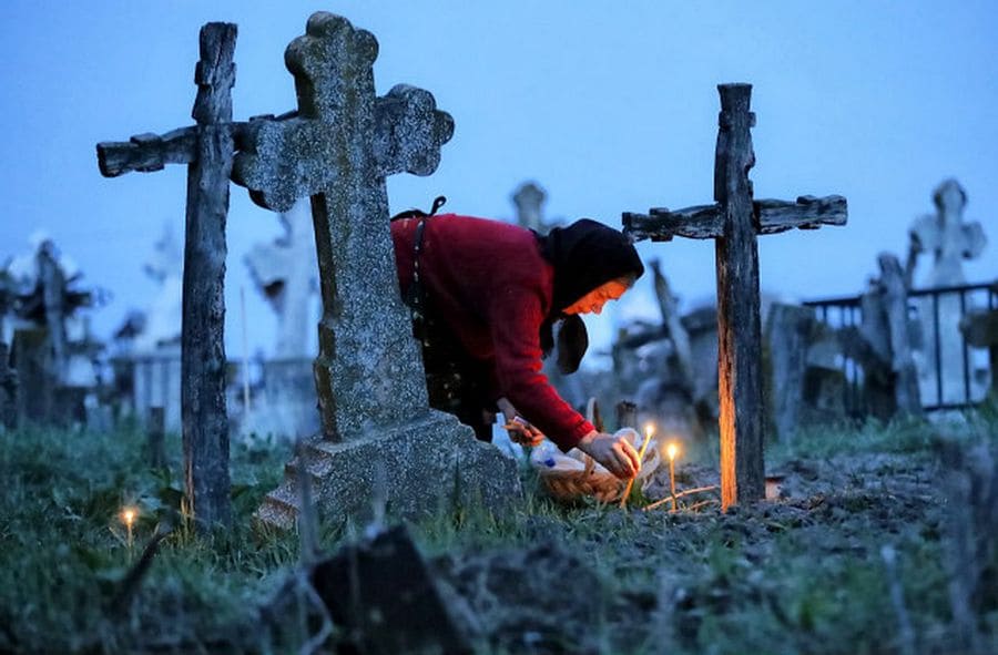 Какие народные обычаи на кладбище терпимы, а какие недоступны?