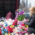 Стоит ли нести на кладбище искусственные цветы?