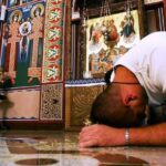 «Этот мужчина всякий раз приходил в храм в шортах, сланцах и майке без рукавов»